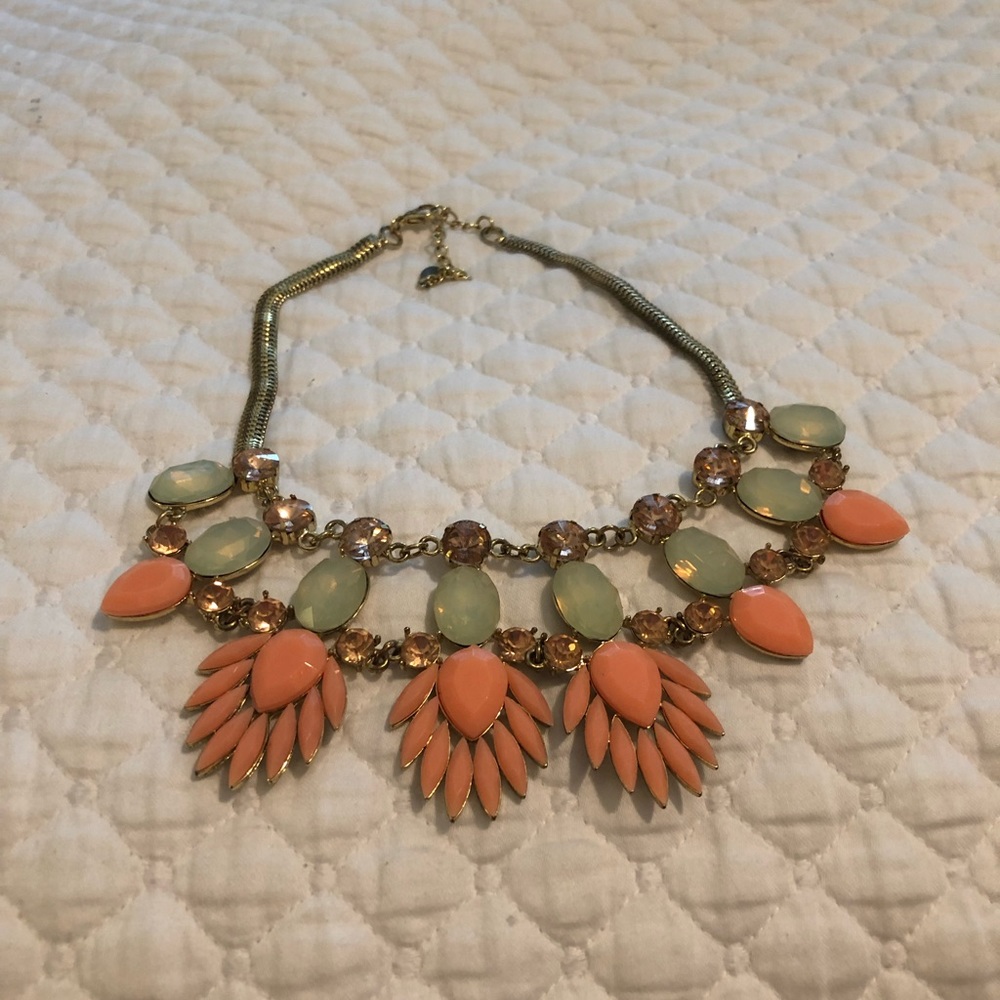Beautiful statement necklace! All jewels intact!
